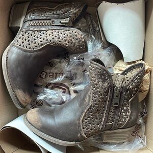 Circle G ankle booties